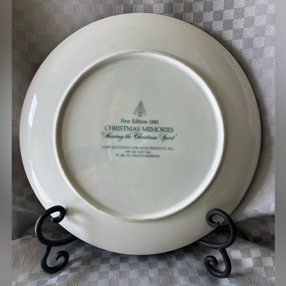 Vintage AVON Christmas 1981 Decorative Plate 22k Gold Trim 9” - Picture 2 of 7